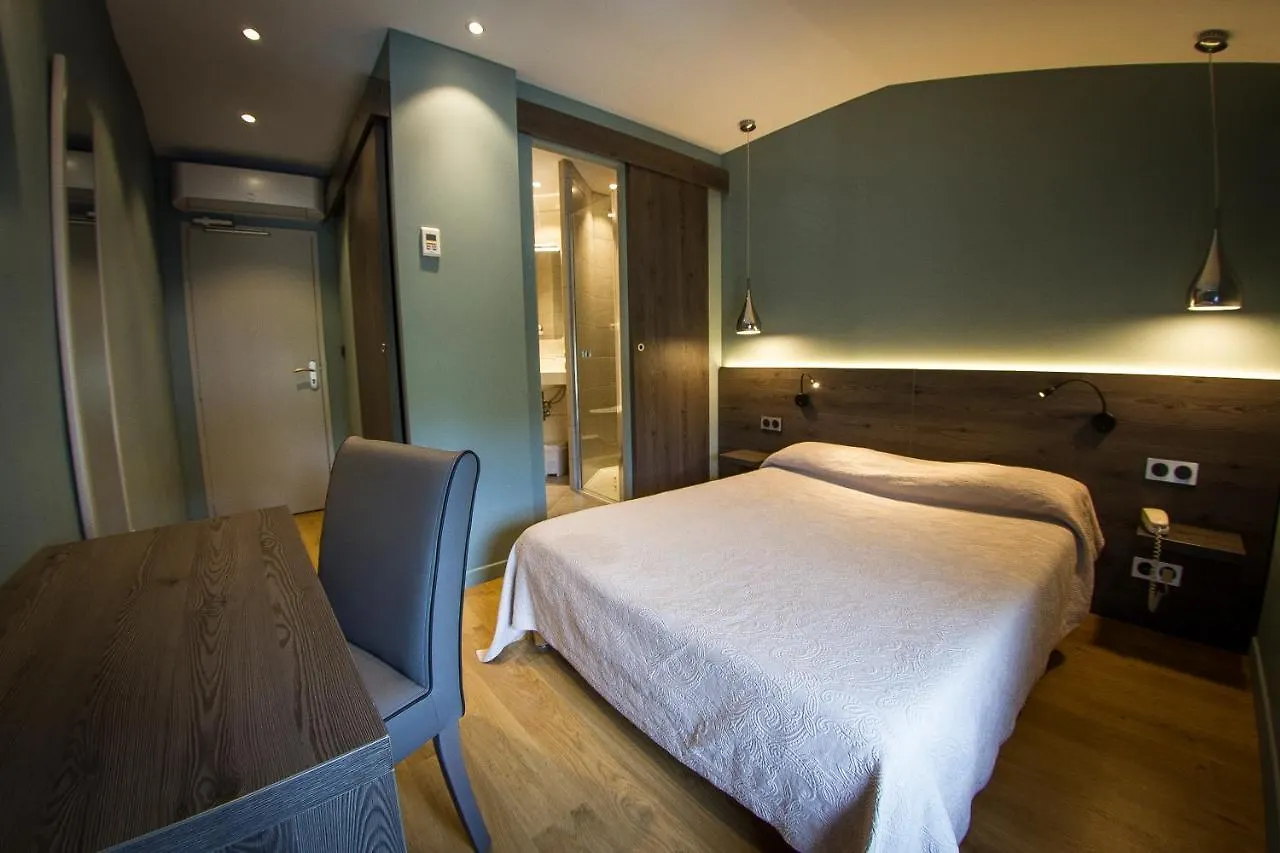 Hotel Le Pont Neuf Saint-Affrique 2*,